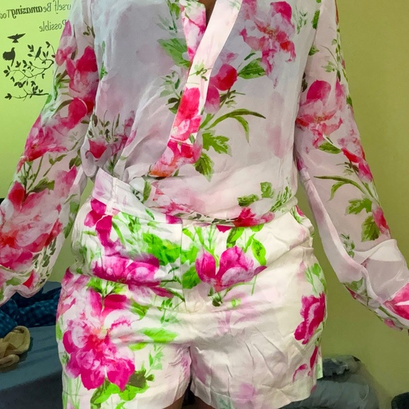 1 pieces with white and pink color , very cute wearing and very luxurious - Picture 3 of 3